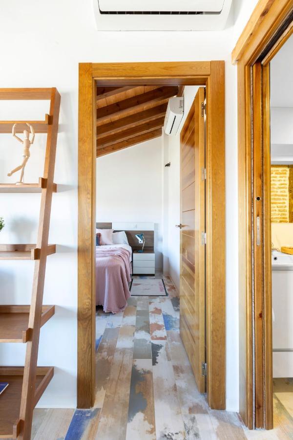 Apartamentos Ejemplares อัลกาลาเดเอนาเรส ภายนอก รูปภาพ