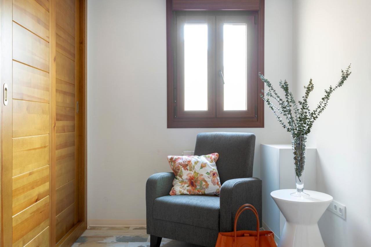 Apartamentos Ejemplares อัลกาลาเดเอนาเรส ภายนอก รูปภาพ